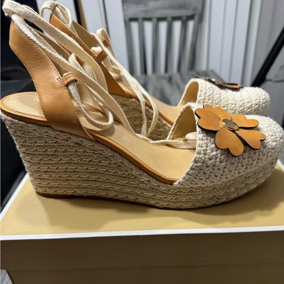 Michael Kors Women’s Kit Closed Toe Macrame and Jute Wedge With Floral Appliqué - Picture 7 of 15